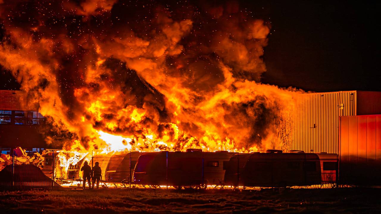 Meerdere caravans staan in brand in Zeeland (foto: Lucas Lammers/Persbureau Heitink).