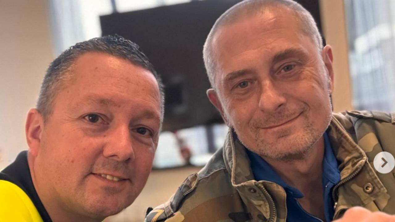 Niels draagt de sokken onder zijn uniform (foto: politie Helmond)