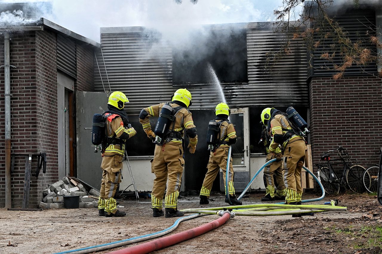 Een brand in het clubgebouw van roeivereniging Vidar in Hilvarenbeek. (Foto: Toby de Kort/Persbureau Heitink.)
