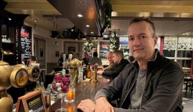 Ook woensdagavond laat is het gezellig druk in het dorpshuis