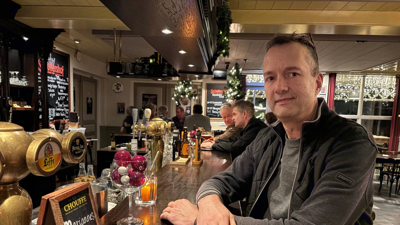 Ook woensdagavond laat is het gezellig druk in het dorpshuis