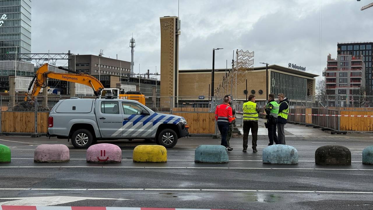 De omgeving is volledig afgezet bij het station in Eindhoven na de vondst van een explosief.