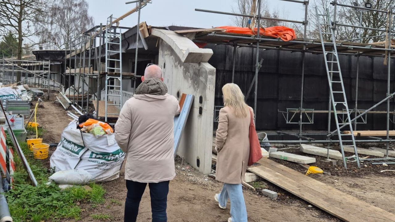 Initiatiefnemer Ruben Kruithof en Nicole van der Stelt, coördinator van benefietactie Altena Omarmt, lopen over het bouwterrein van het hospice in Altena (foto: Niek de Bruijn)