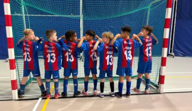 Voetballers in actie tijdens de 'Jussie Cup' (Foto: Imke van de Laar)