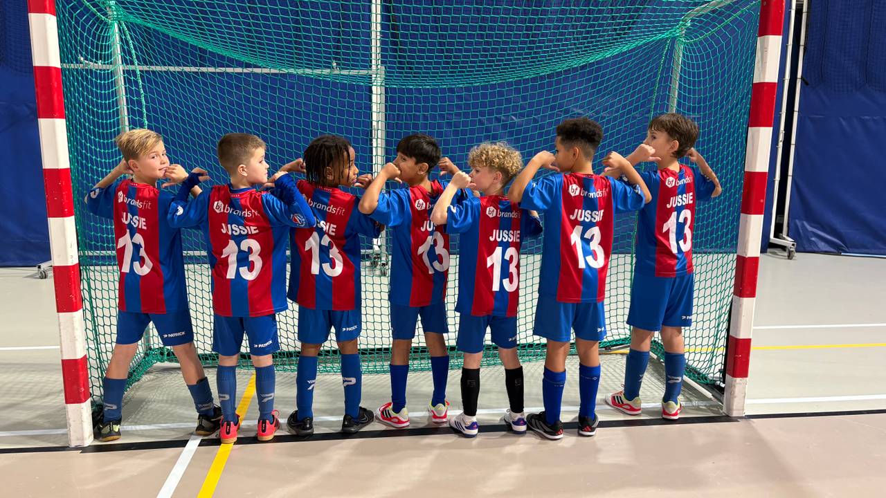 Voetballers in actie tijdens de 'Jussie Cup' (Foto: Imke van de Laar)