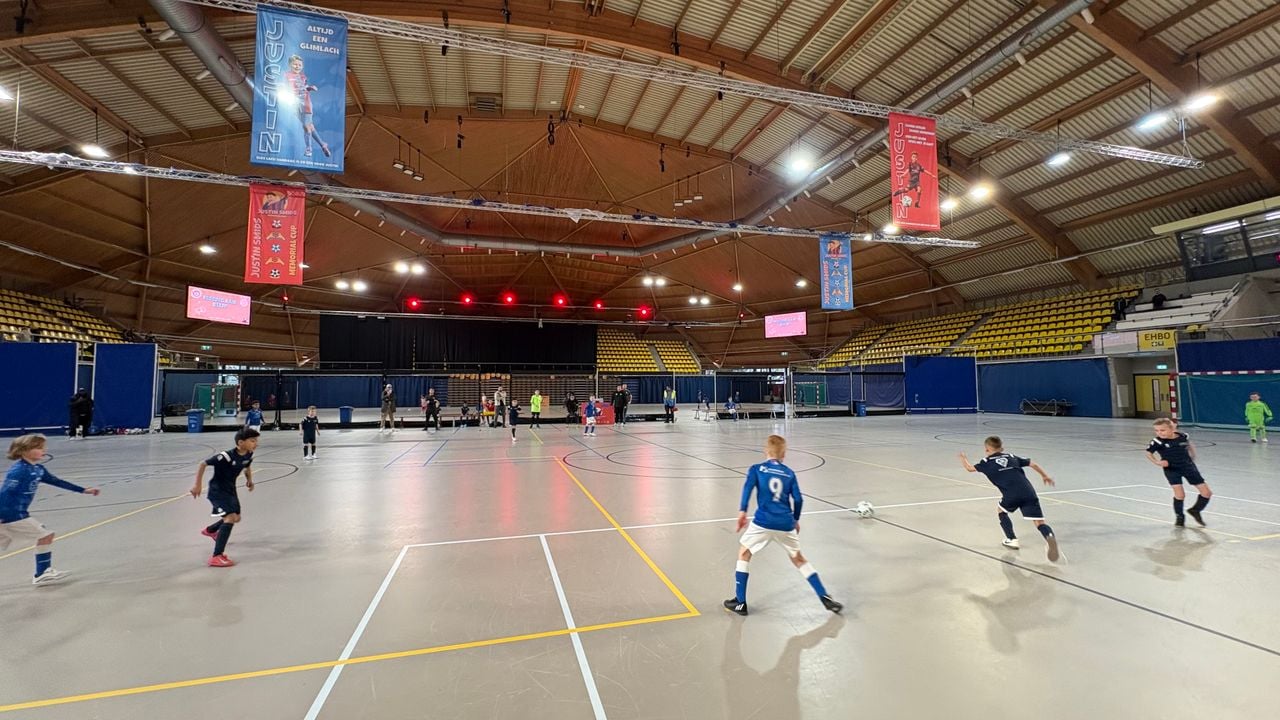Voetballers in actie tijdens de 'Jussie Cup' (Foto: Imke van de Laar)