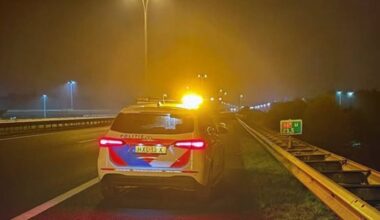 De jongen zette de auto na een achtervolging stil op de vluchtstrook naast de A67 (foto: Instagram jeugdagenten Dommelstroom Zuid).