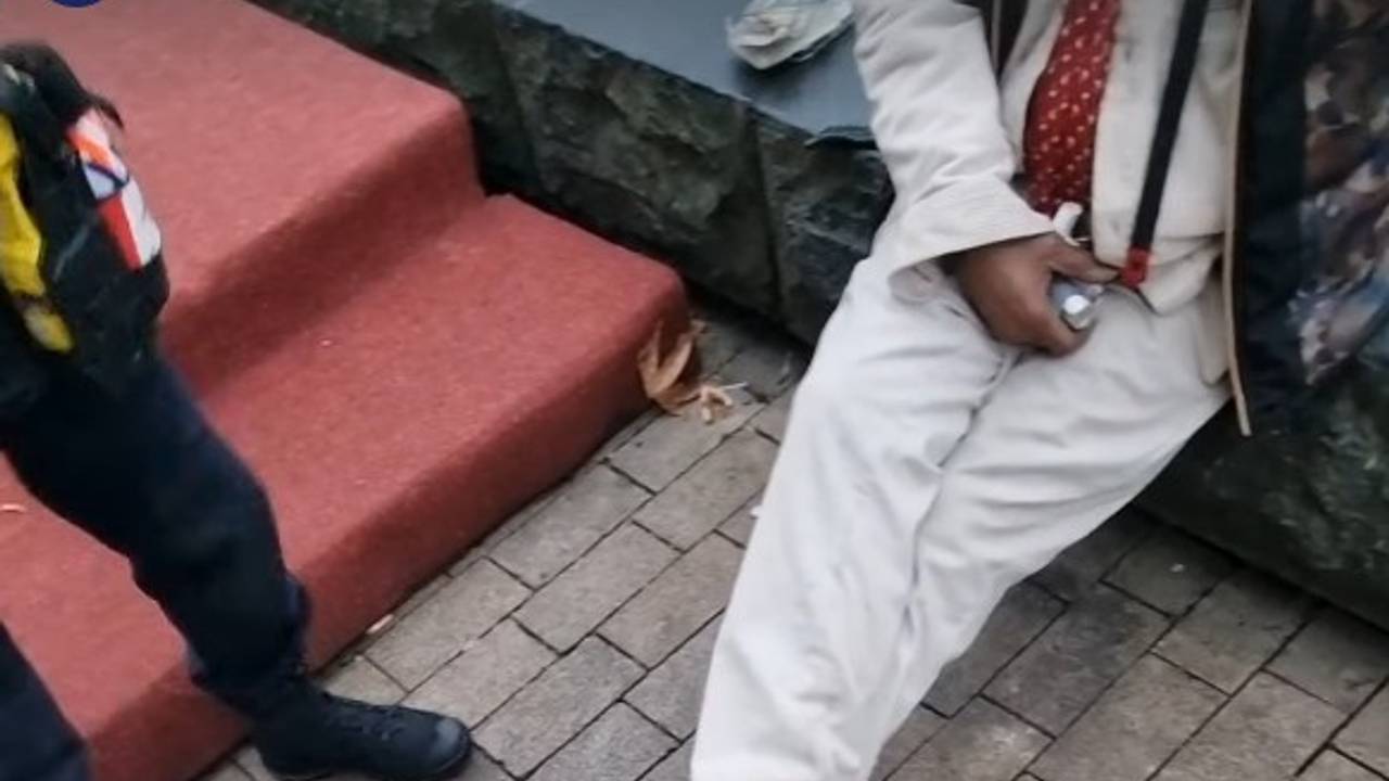 De man wilde niet weggaan uit het hotel waar hij niet verbleef (foto: Instagram politie Tilburg Centrum).