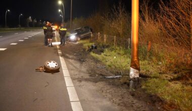 De bestuurster van de auto raakte bij Loon op Zand door nog onbekende oorzaak de macht over het stuur kwijt (foto: Erik Haverhals/Persbureau Heitink).