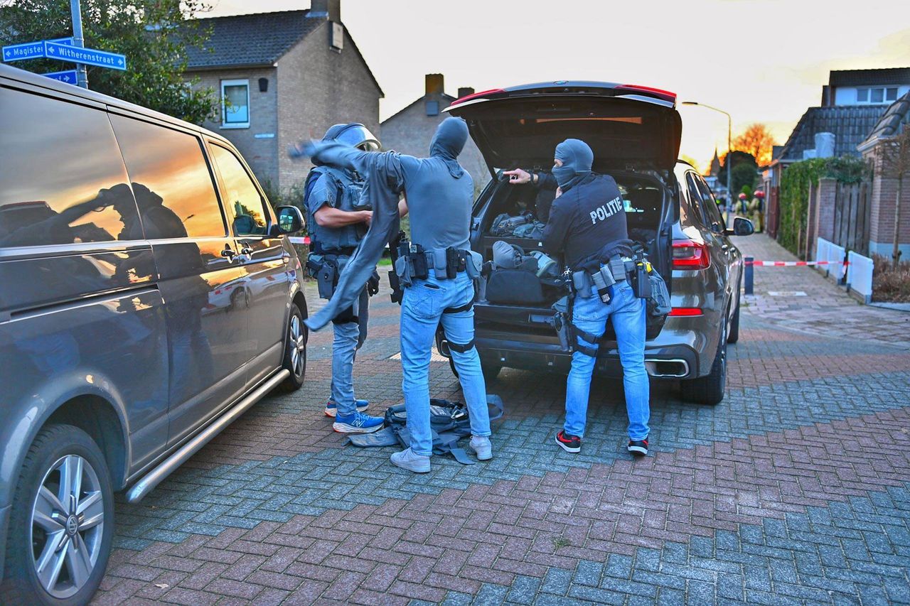 De politie en DSI kwamen naar Veldhoven toe (foto: Rico Vogels/Persbureau Heitink).