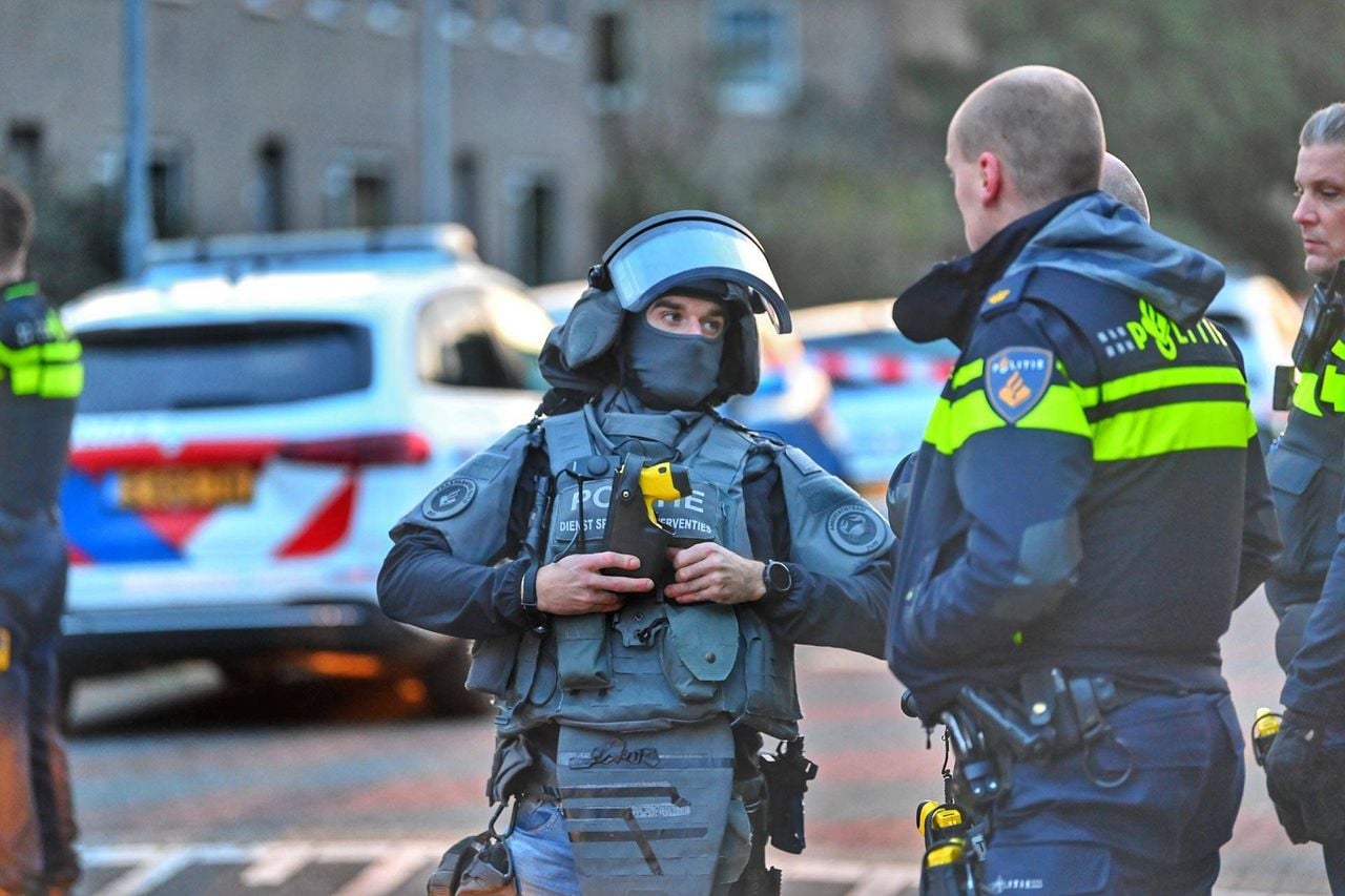 De politie en DSI kwamen naar Veldhoven toe (foto: Rico Vogels/Persbureau Heitink).
