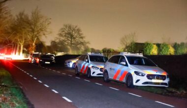 De politie doet onderzoek in het huis (foto: Persbureau Heitink).