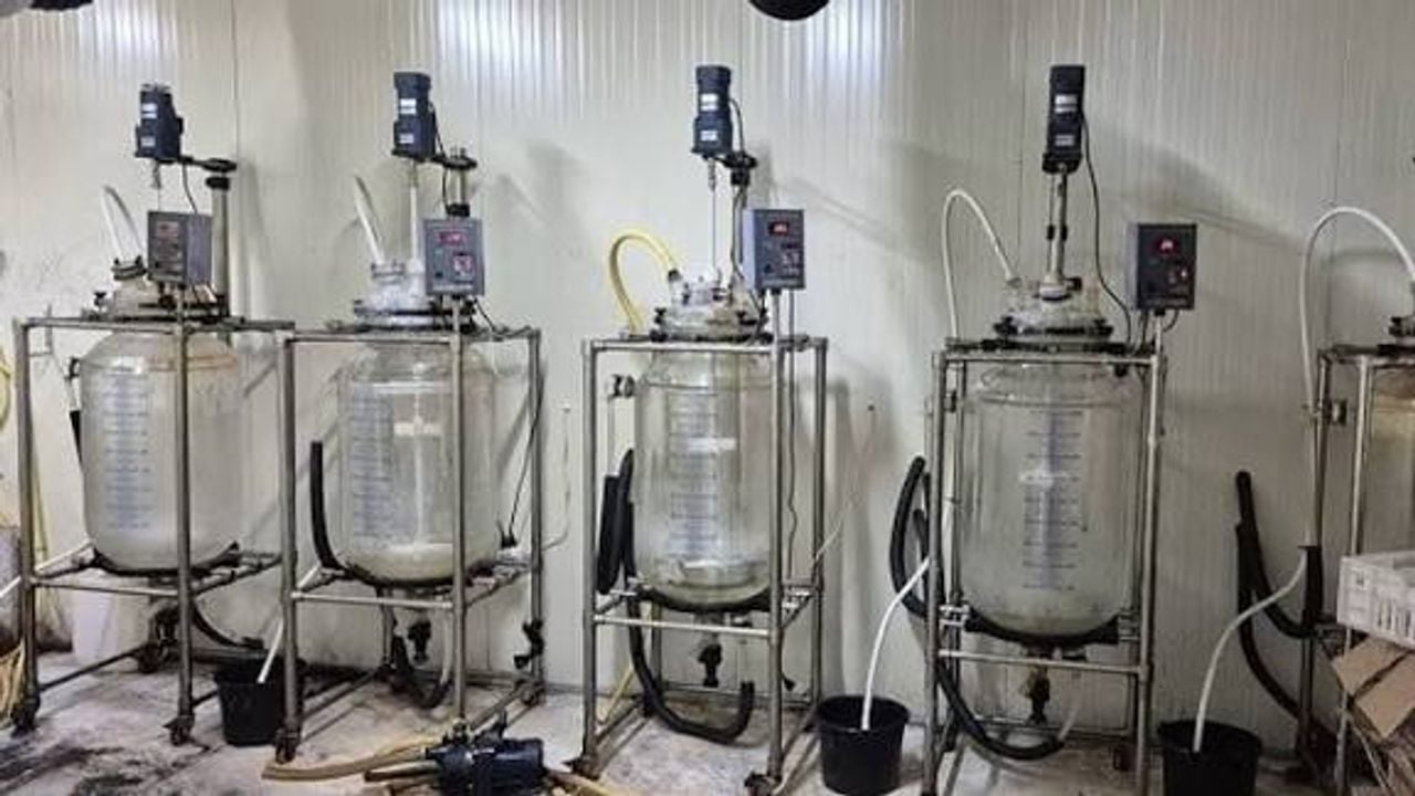 Apparatuur in een enorm Nederlands drugslab in Spanje 2025 (foto: Politie).