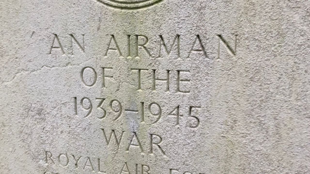 De oude grafsteen van Cox moet er zo uit hebben gezien zoals deze steen op het Commonwealth ereveld in Bergen op Zoom (foto: Willem-Jan Joachems)