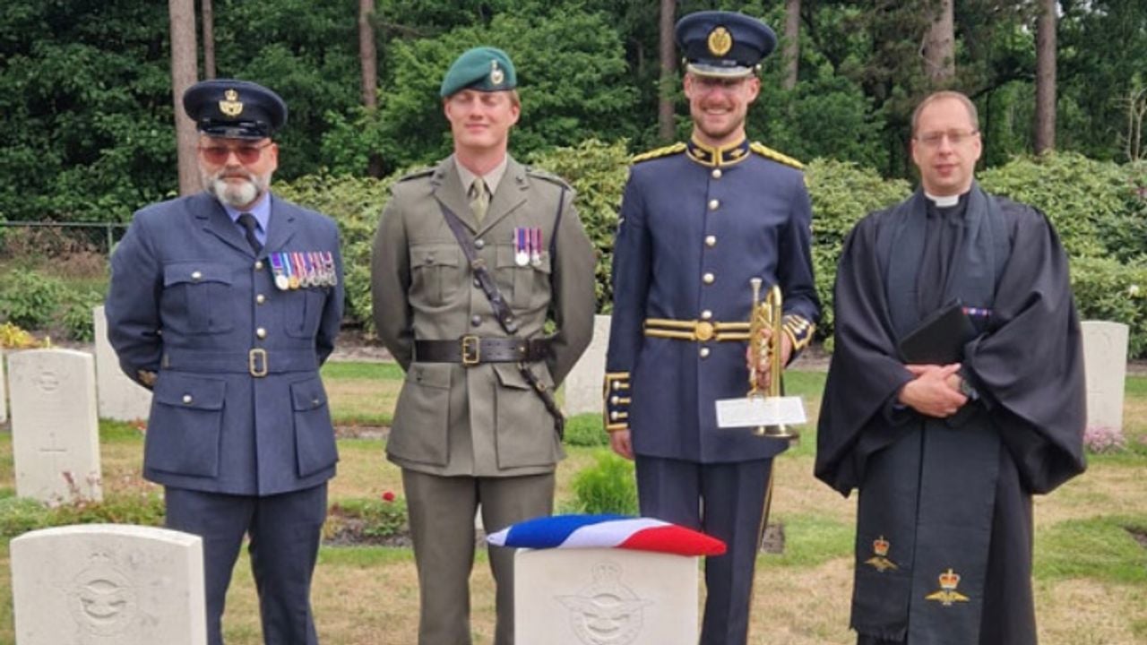 Britse vertegenwoordigers bij de ceremonie voor Cox in Bergen op Zoom (foto: MOD /GOV.UK)