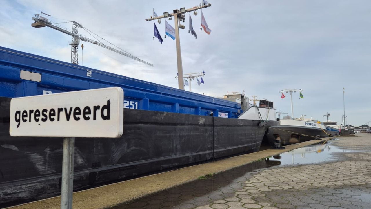 Schippersfamilie Kornet heeft op tijd een ligplaats voor kerst gereserveerd in de haven van Werkendam (foto: Niek de Bruijn)