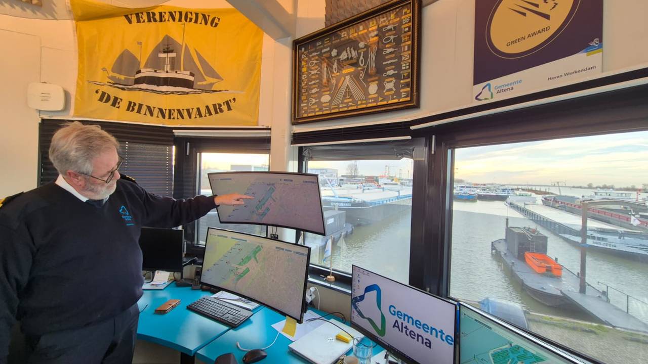 Havenmeester Lou Goedel laat zien hoe hij vlak voor de feestdagen schepen inparkeert in de haven van Werkendam (foto: Niek de Bruijn)