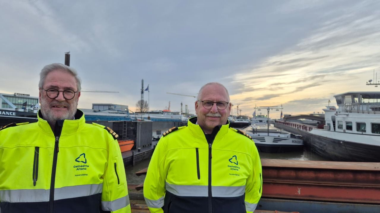 Havenmeesters Lou Goedel (links) en Jan Smit (rechts) in de haven van Werkendam (foto: Niek de Bruijn)
