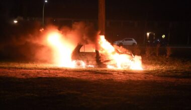 112-nieuws: Auto volledig uitgebrand op voetbalveldje in Waalwijk • Twee auto's botsen met elkaar, oorzaak onbekend - Omroep Brabant