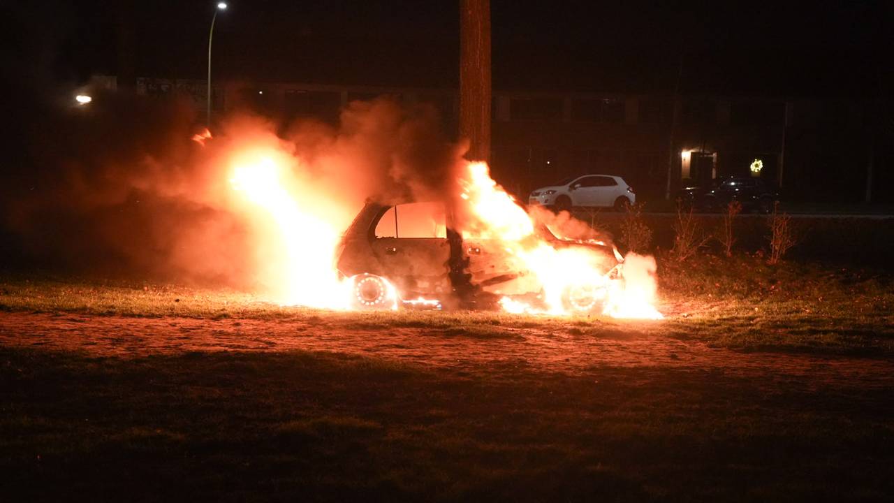 112-nieuws: Auto volledig uitgebrand op voetbalveldje in Waalwijk • Twee auto's botsen met elkaar, oorzaak onbekend - Omroep Brabant