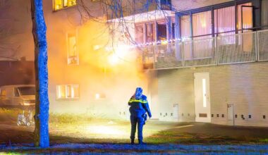 Twintig appartementen zijn dinsdagavond ontruimd na brand in een flat aan de Schaepmanlaan in Oss (foto: SQ Vision).