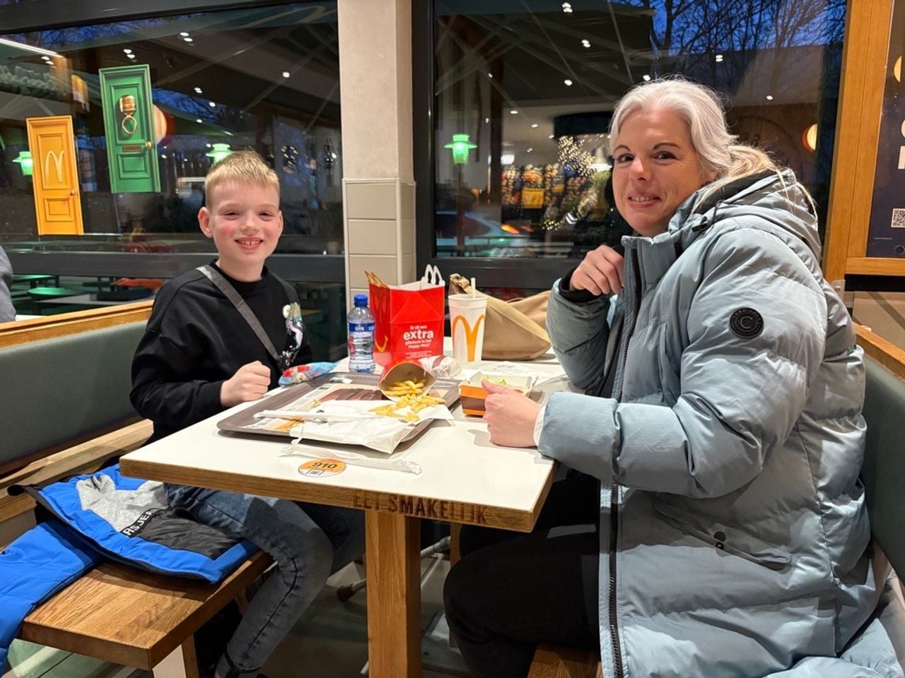 Cindy van Gestel en haar zoon maken er een traditie van: Mac op tweede kerstdag (foto: Rogier van Son). 