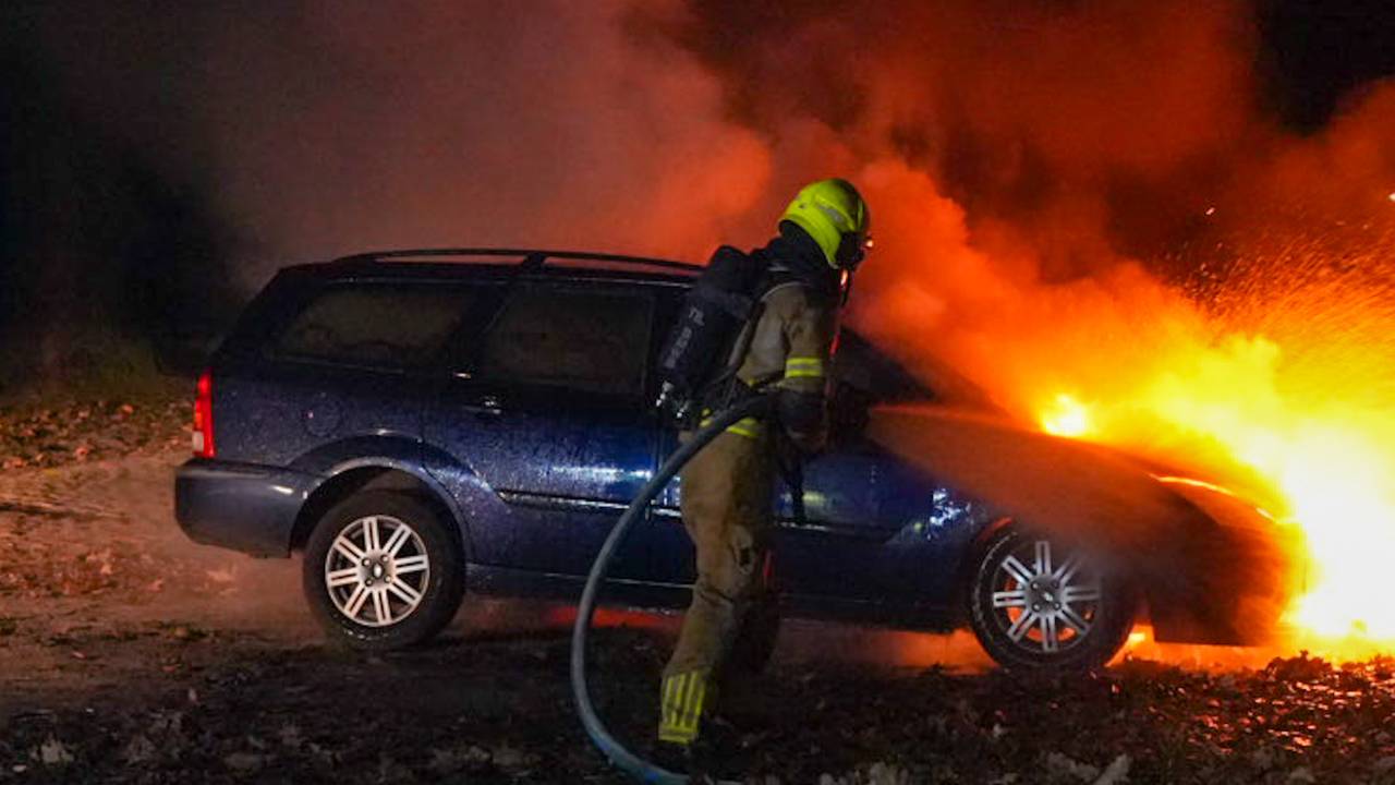 Auto vliegt in brand in Breda (foto: Persbureau Heitink).