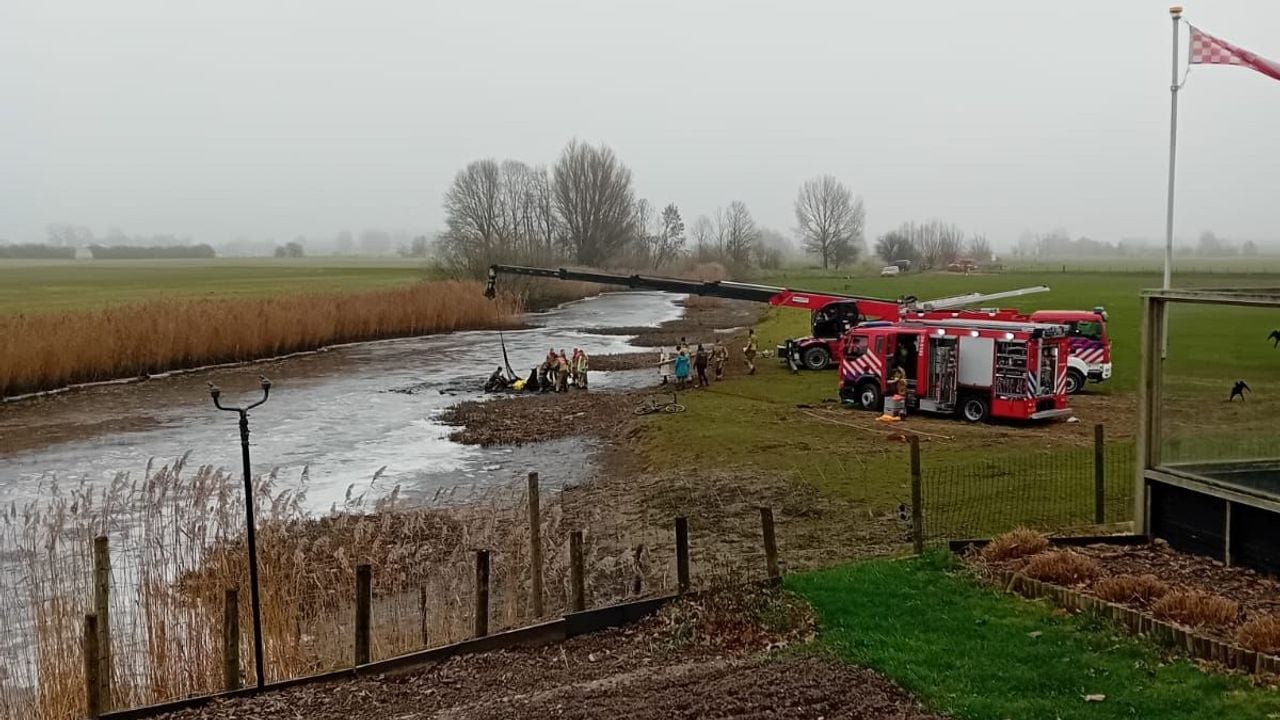 De brandweer ging met man en macht aan de slag om de paarden te redden.