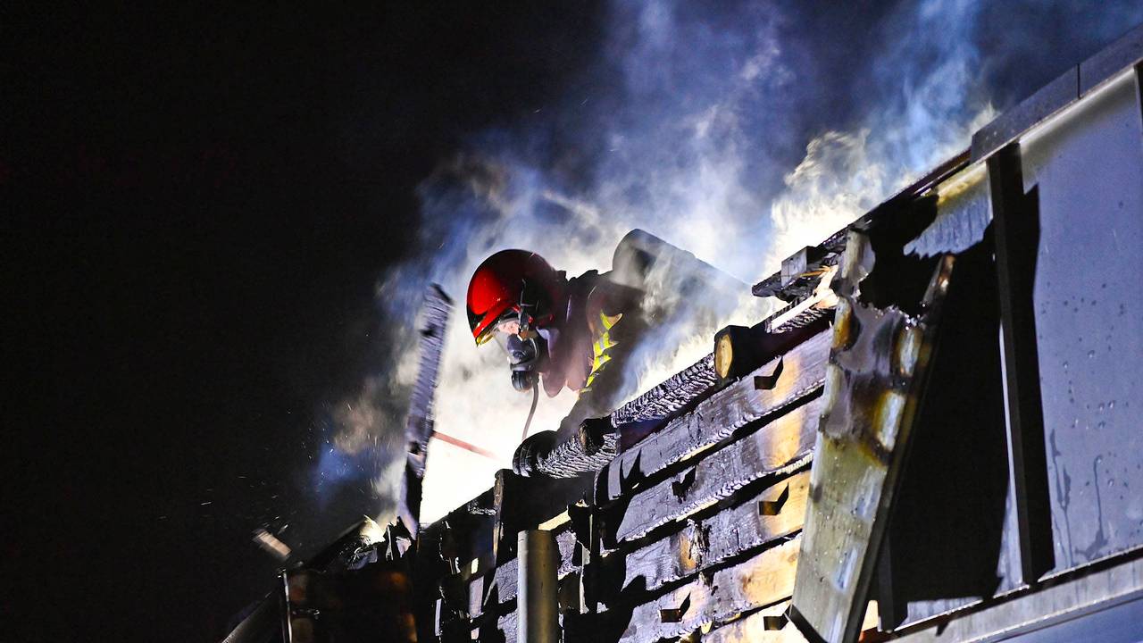 De brandweer zette alles alles om de brand te bestrijden (foto: Rico Vogels/Persbureau Heitink).