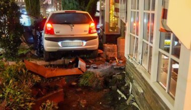 Auto belandt in voortuin twee woningen in Helmond. (Foto: Harrie Grijseels/Persbureau Heitink.)