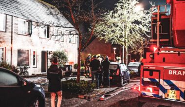 De bewoners van het huis in Waalwijk is in een ambulance naar een ziekenhuis gebracht (foto: Erik Haverhals/Persbureau Heitink).