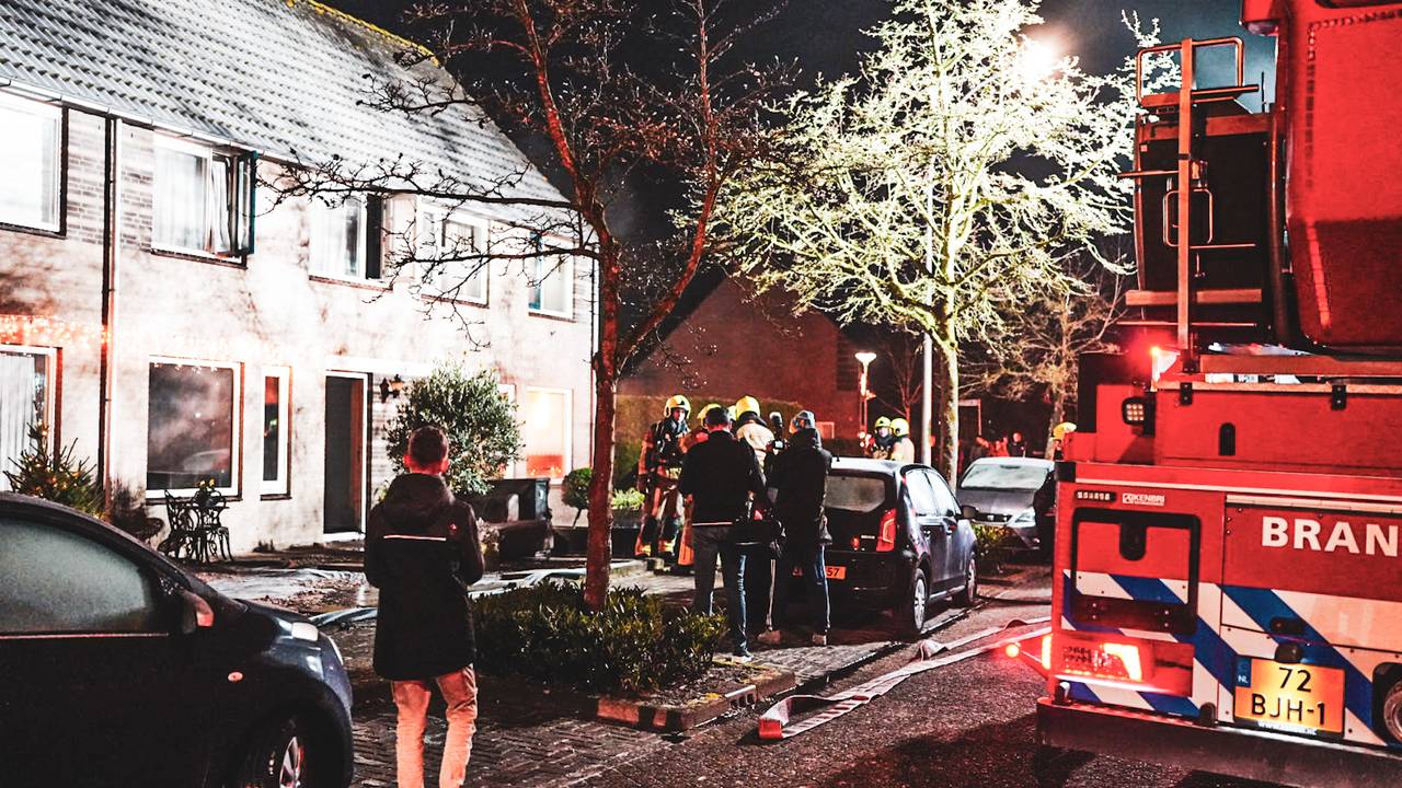 De bewoners van het huis in Waalwijk is in een ambulance naar een ziekenhuis gebracht (foto: Erik Haverhals/Persbureau Heitink).