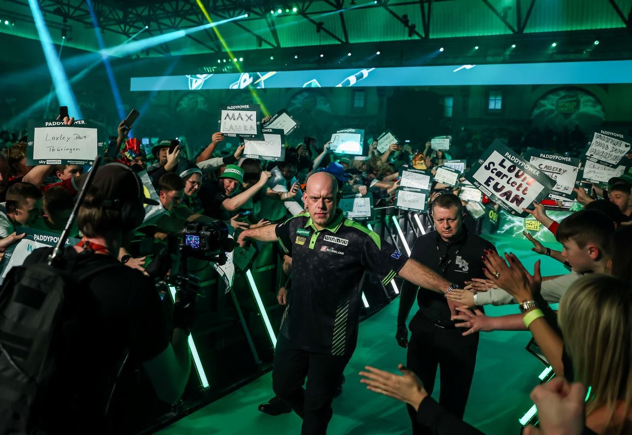 Enthousiasme bij de fans bij de opkomst van Michael van Gerwen (foto: PDC).