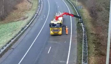 112-nieuws: A2 bij Eindhoven afgesloten voor spoedreparatie na ongeluk • Automobilist gewond nadat auto op de kop in de greppel belandt