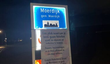 De plaatsnaamborden die nu in Moerdijk staan (foto: Geitefok de Wiite Sik).