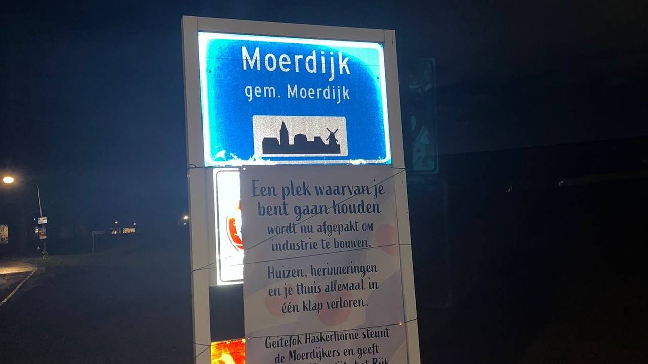 De plaatsnaamborden die nu in Moerdijk staan (foto: Geitefok de Wiite Sik).