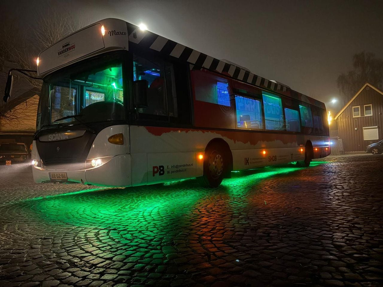 Een van de partybussen van de ThePartyExpress in Dongen (Foto: Joris de Kok).