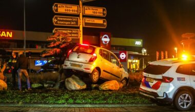Vrouw gewond nadat ze met auto op rotonde Drachten terechtkomt - Omrop Fryslân