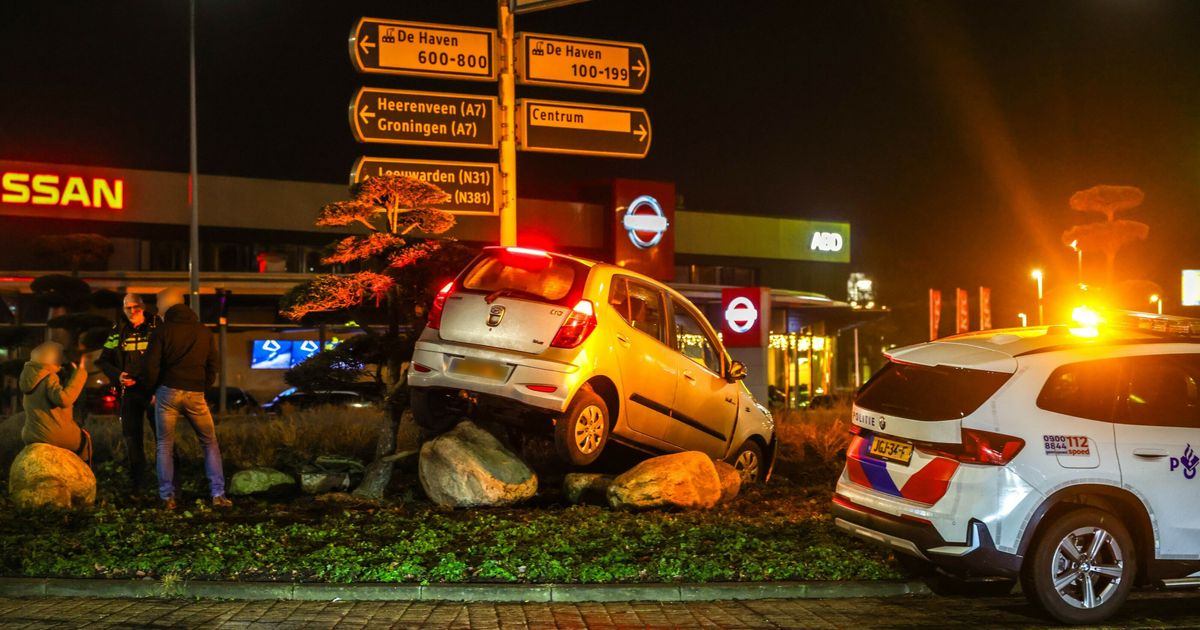 Vrouw gewond nadat ze met auto op rotonde Drachten terechtkomt - Omrop Fryslân