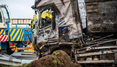 Klapband veroorzaakte ravage op A15: 'Dan hou je 'm niet meer, kan je niet meer sturen' - Rijnmond