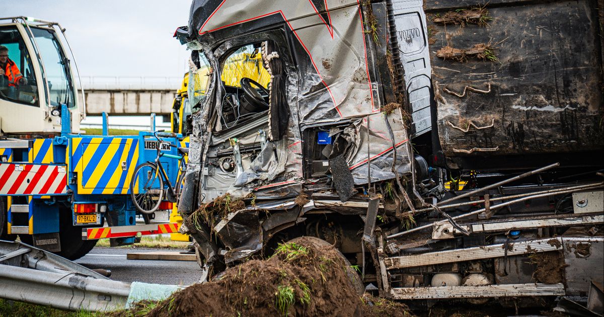 Klapband veroorzaakte ravage op A15: 'Dan hou je 'm niet meer, kan je niet meer sturen' - Rijnmond