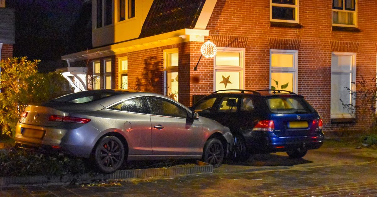 112-nieuws: Auto rijdt tegen betonblok in Kropswolde • Auto botst achterop stilstaande motor bij Usquert - RTV Noord