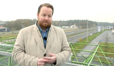 Burgemeester Jeroen Diepemaat bij de grensovergang bij De Lutte