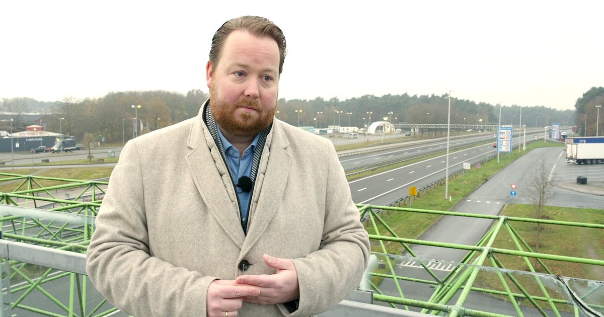 Burgemeester Jeroen Diepemaat bij de grensovergang bij De Lutte
