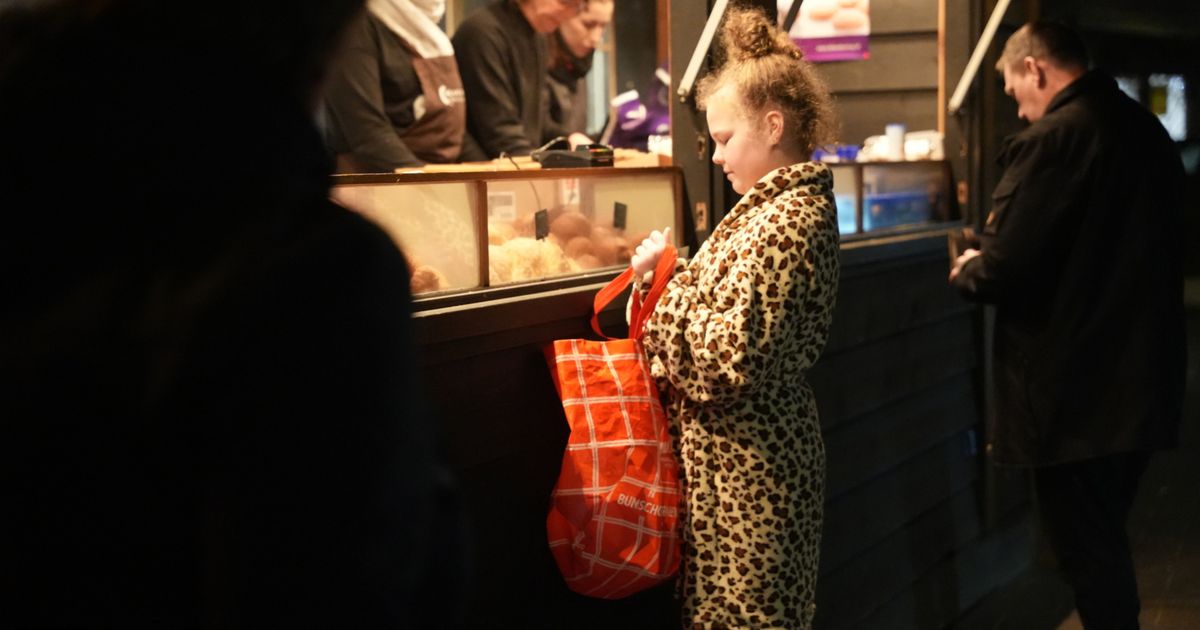 Drukte bij oliebollenkramen: lange rijen en afhalen in badjas - RTV Utrecht