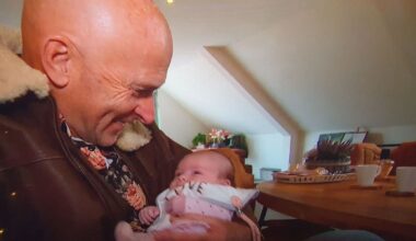 Net als 23 jaar geleden gaat Derk op kraamvisite bij Sanne