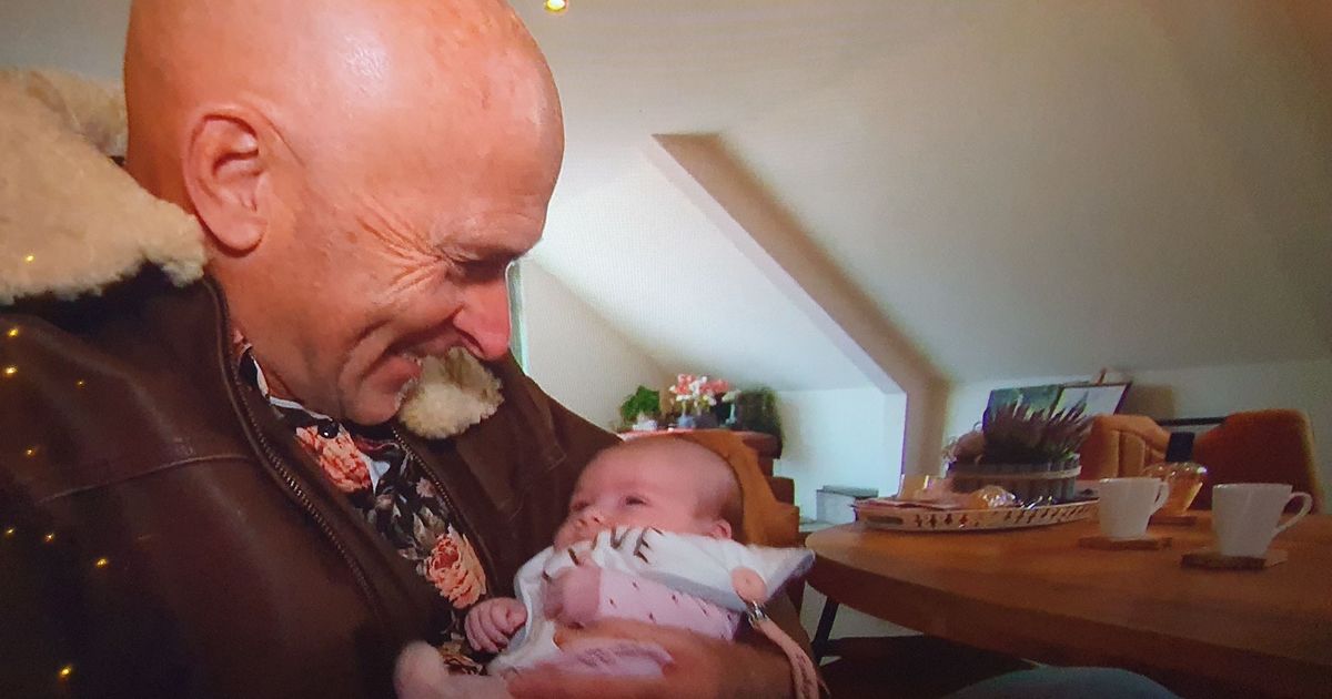 Net als 23 jaar geleden gaat Derk op kraamvisite bij Sanne