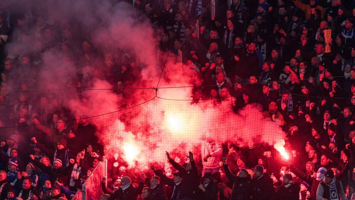 Ajax heeft tien tot vijftien verdachten geïdentificeerd die betrokken zouden zijn geweest bij het afsteken van zwaar en massaal vuurwerk tijdens Ajax-FC Groningen. 
