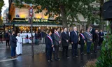 Anne Hidalgo, de burgemeester van Parijs, bij een herdenkingsdienst van het bloedbad in het centrum van Parijs.