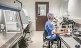 Een ivf-analyticus werkt aan embryo-onderzoek in het laboratorium van het Amsterdam UMC.   